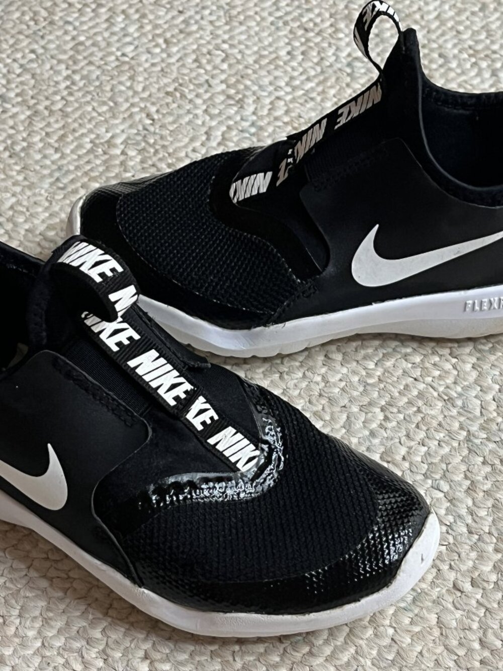 Nike Flex Runner Boy's Size 2Y Youth Kids Black Sneakers Shoes AT4663-001